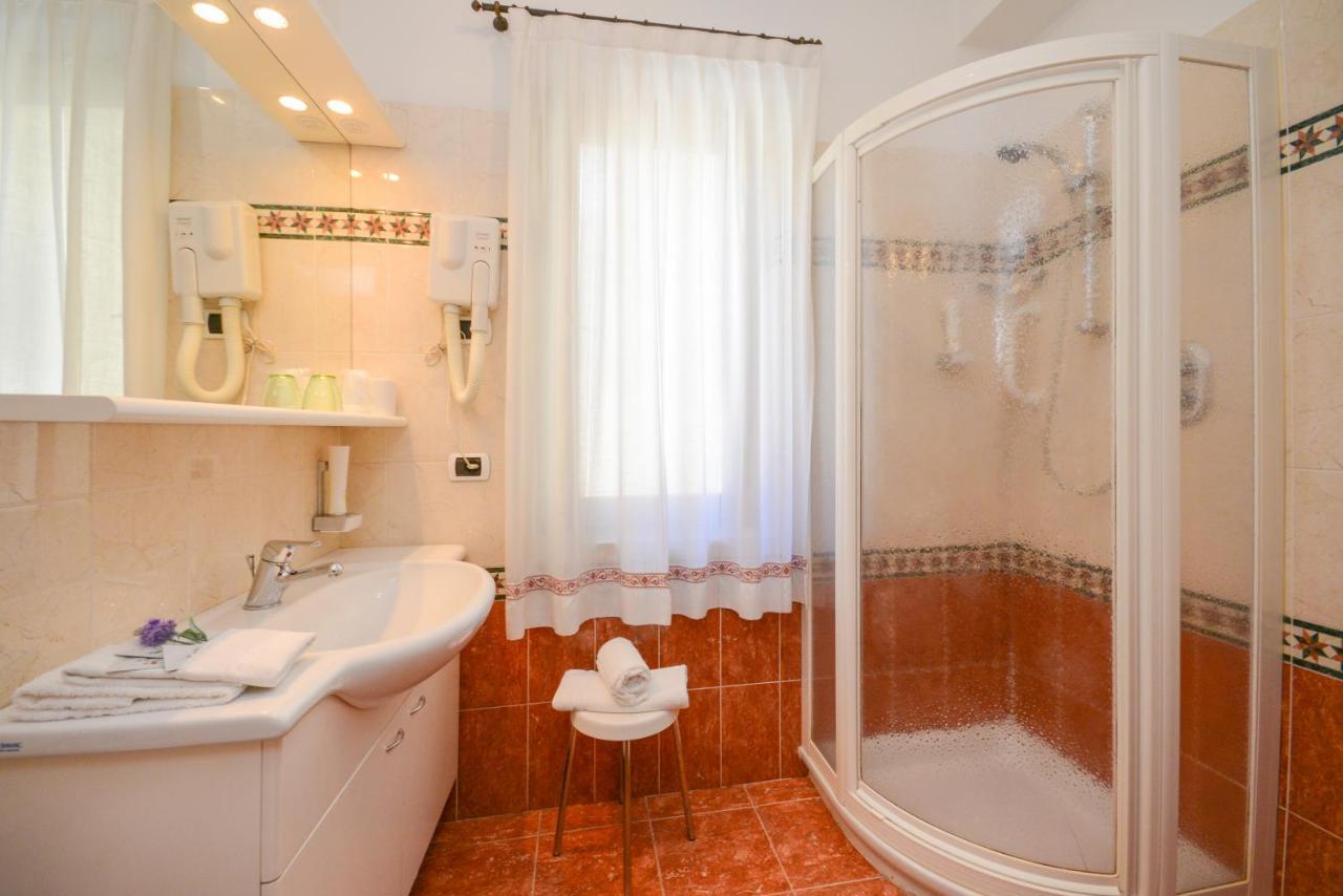 Hotel Corona Пинцоло Екстериор снимка