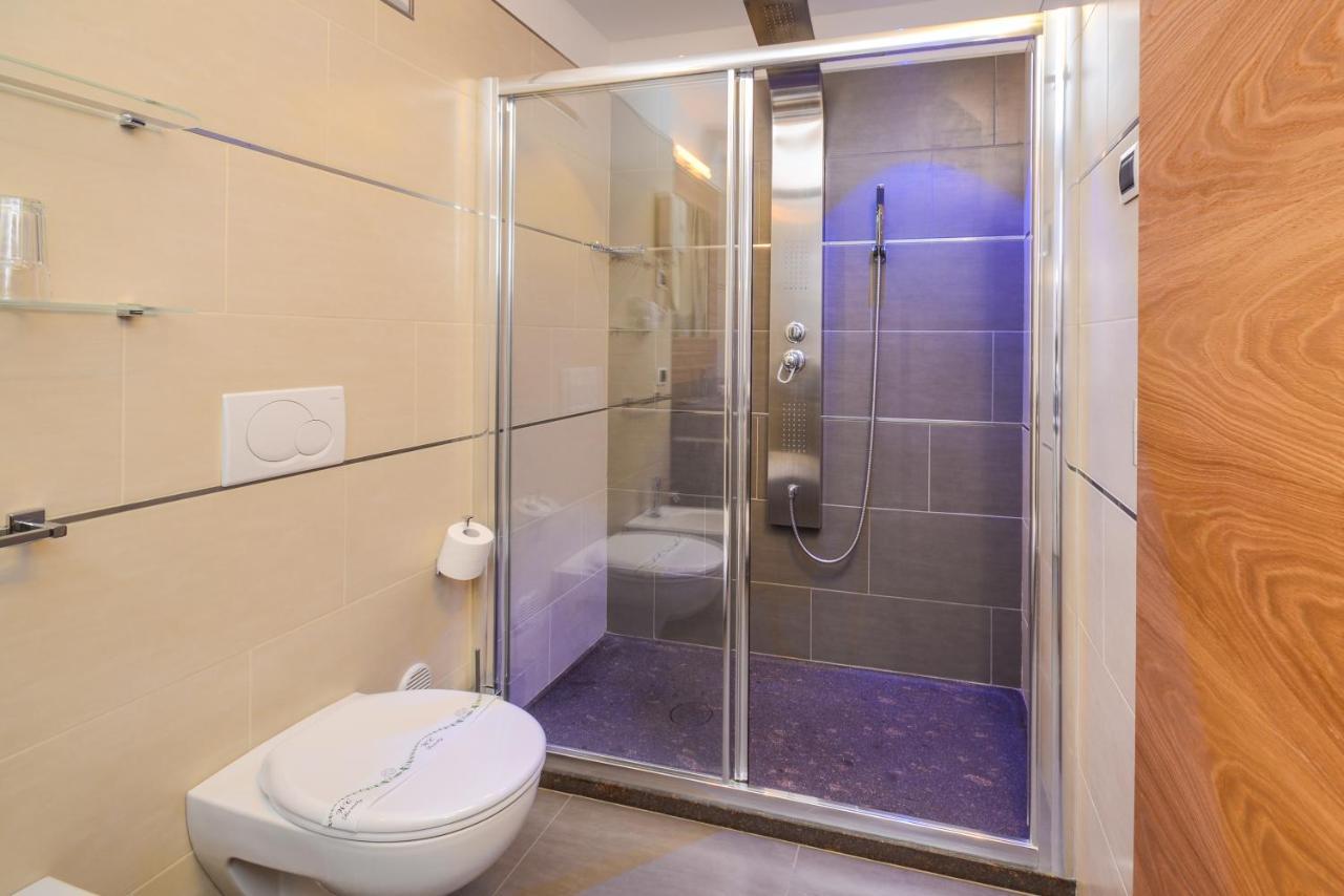 Hotel Corona Пинцоло Екстериор снимка