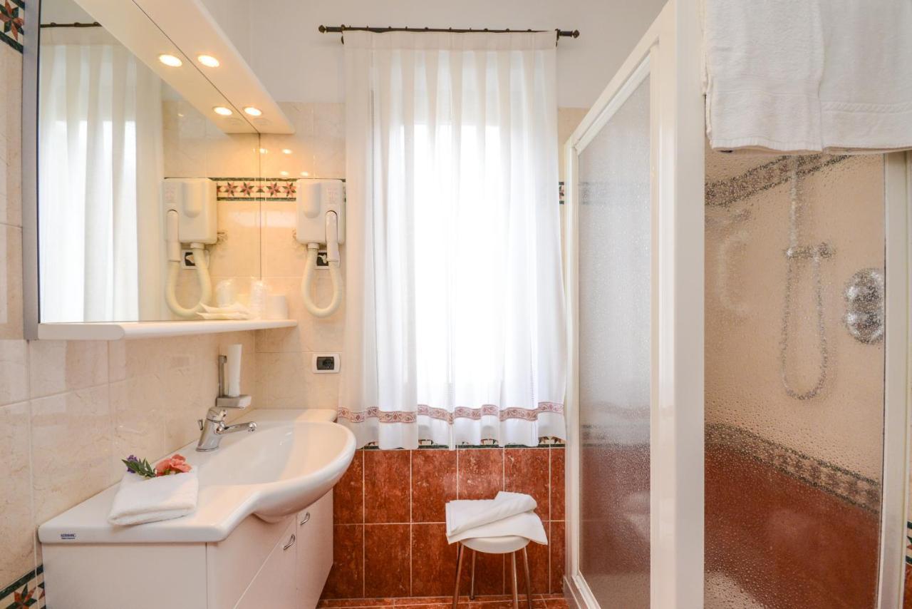 Hotel Corona Пинцоло Екстериор снимка