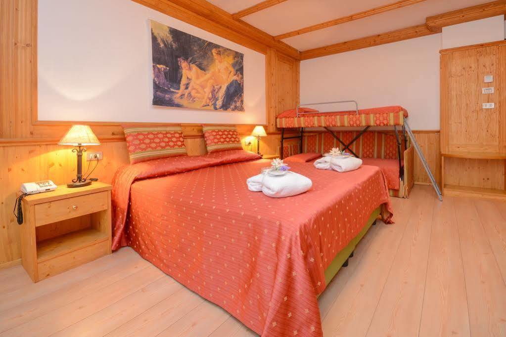 Hotel Corona Пинцоло Екстериор снимка
