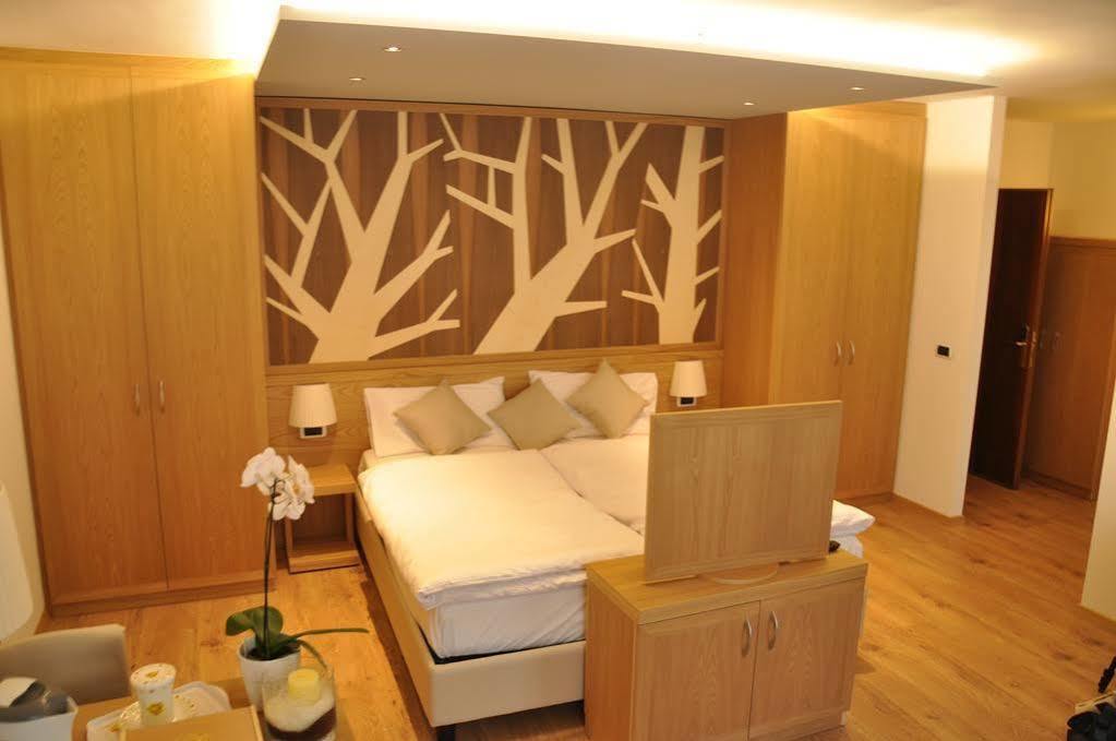 Hotel Corona Пинцоло Екстериор снимка