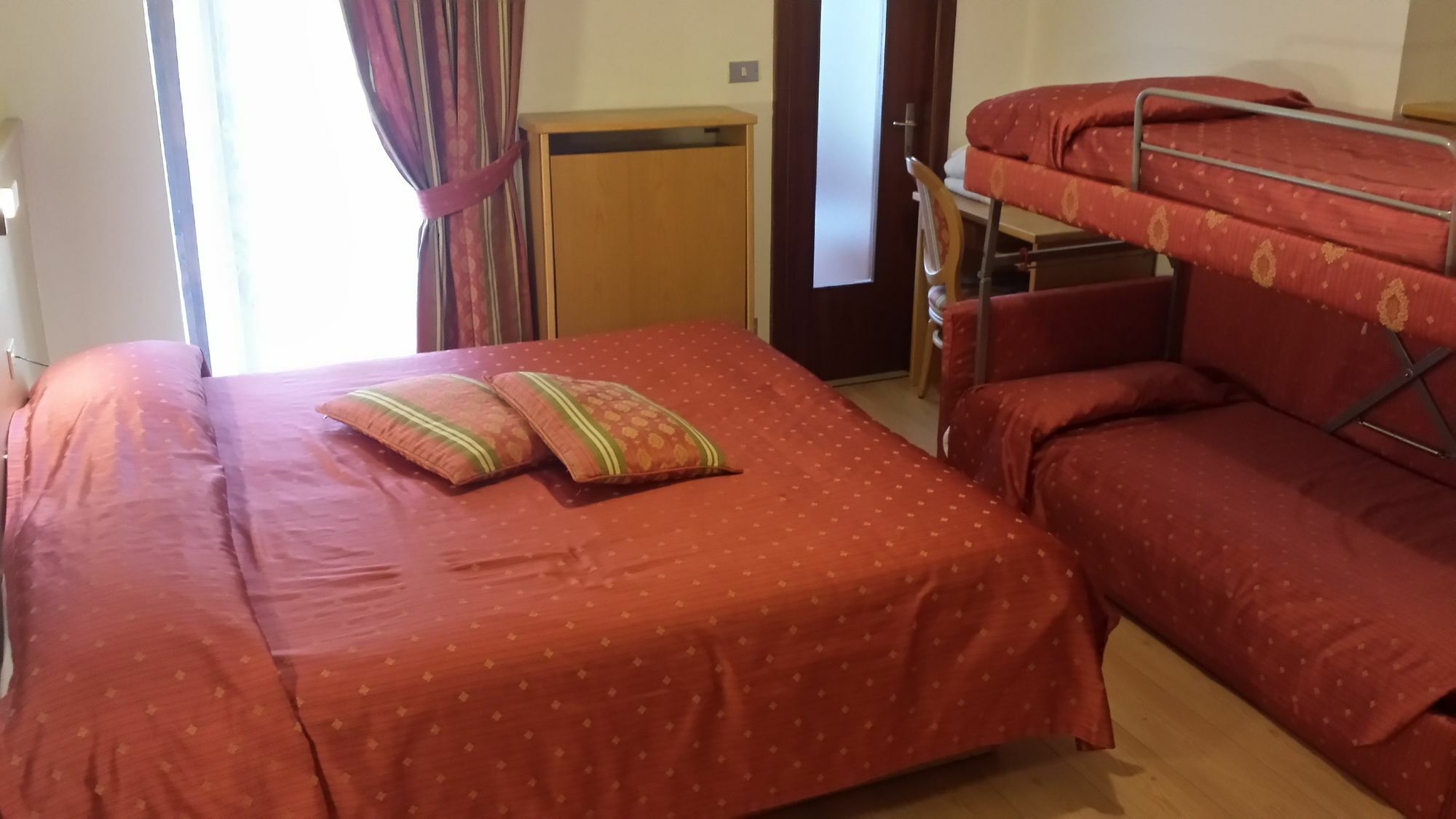 Hotel Corona Пинцоло Екстериор снимка