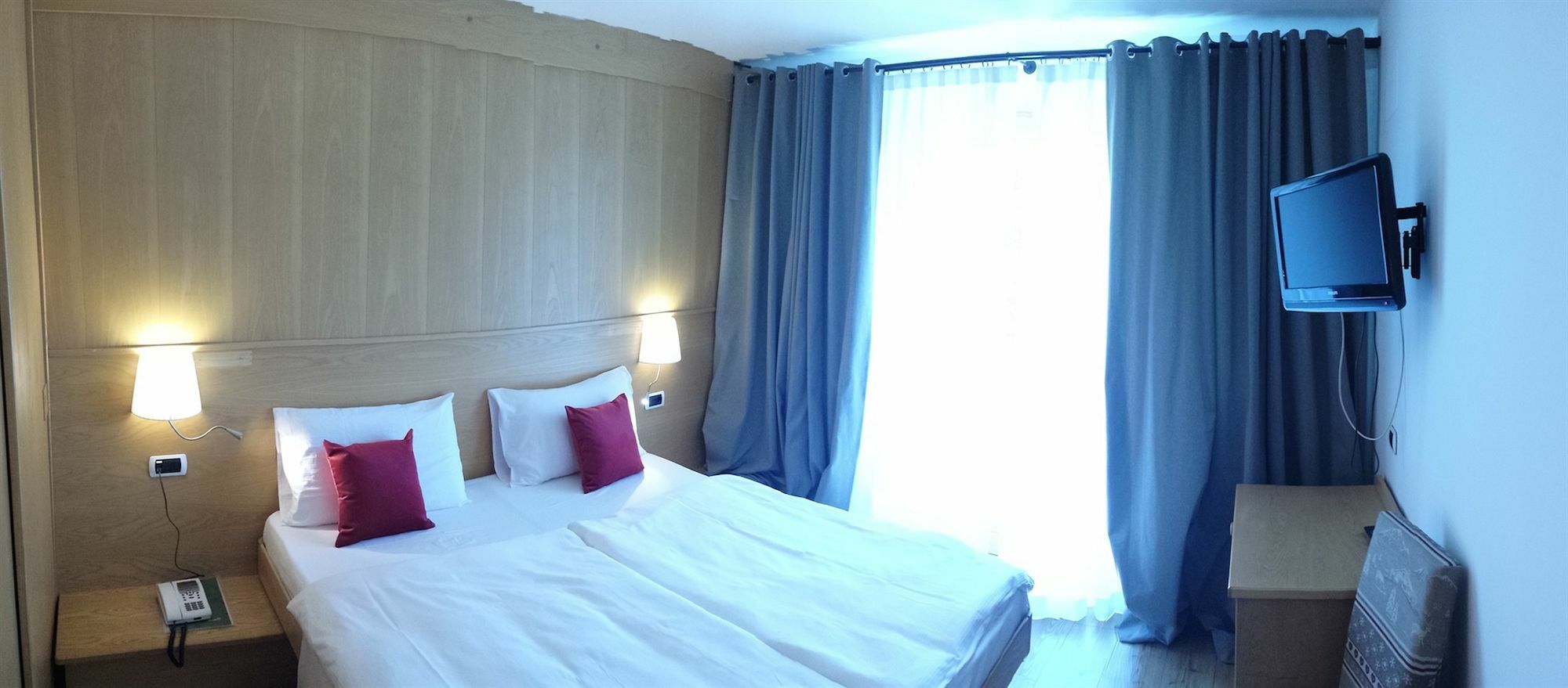 Hotel Corona Пинцоло Екстериор снимка